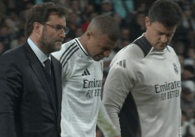 进球越位+点球取消！皇马26岁巨星4场0进球，大巴黎夺冠=他成笑柄